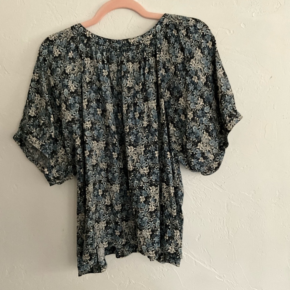 Karen Kane Blue Floral Puff Sleeve Button Front Blouse Medium - Picture 3 of 4